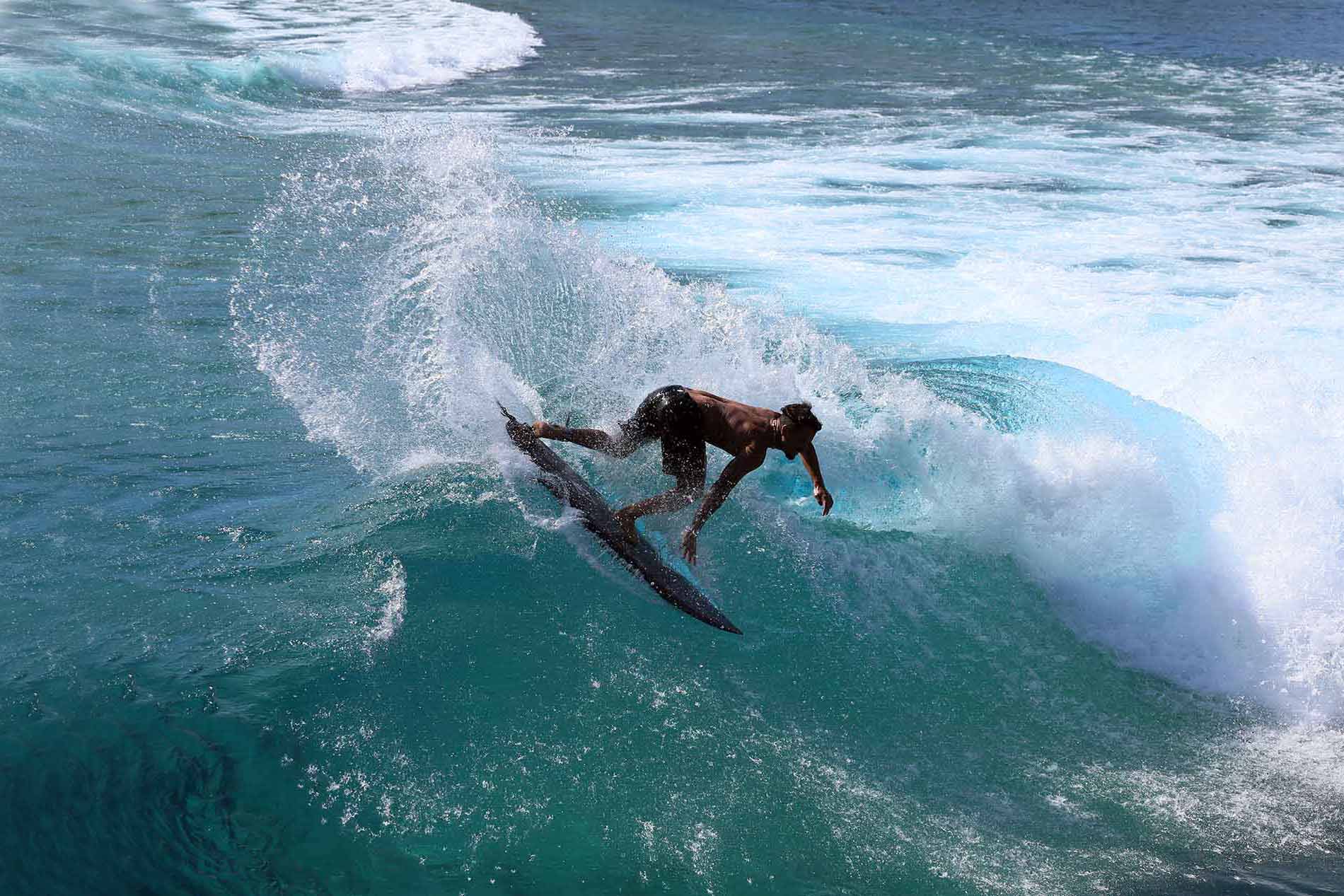 Italo Ferreira surfando com o modelo de prancha Easy Rocket Turbo da Silver Surf Surfboards na Piscina de ondas do Boa Vista Vilage