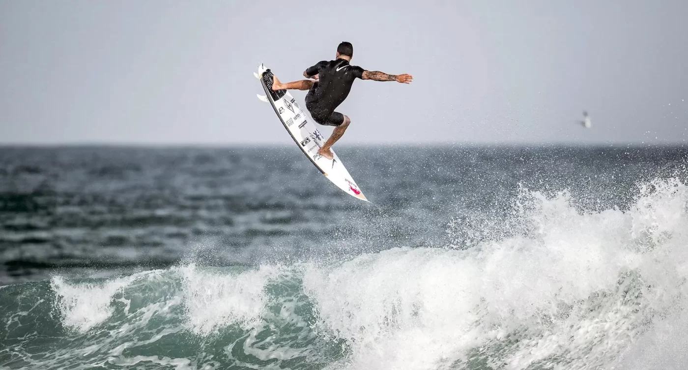 italoferreira-surfing-silver-surf-surfboards-brazil-invisible-tech