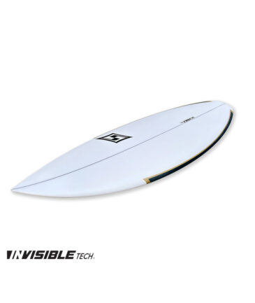 Ao substituir a longarina tradicional por um polímero translúcido de altíssima performance, criamos algo novo: uma prancha com o visual futurista de uma longarina “invisível” — com um desempenho que você pode ver e sentir na primeira onda. Mais resistente e mais flexível que a madeira, essa longarina especial permite que a prancha trabalhe com mais vida, sem perder o controle. A resposta da flexão é rápida, o que gera velocidade, drive e projeção nas manobras, com um toque de fluidez difícil de encontrar em outras construções. Para controlar a flexibilidade com precisão, aplicamos uma fita de fibra de carbono estrategicamente posicionada ao longo das bordas, na área de maior ação da prancha. O resultado é uma prancha com flex controlado, torsão calibrada e equilíbrio perfeito entre controle e resposta. Diferente de outras construções em EPS que eliminam a longarina e espalham o peso uniformemente por toda a prancha, a Invisible Tech mantém o centro de gravidade concentrado no meio. Isso garante um feeling sólido sob os pés, unindo controle e estabilidade à performance de uma tecnologia atual.
